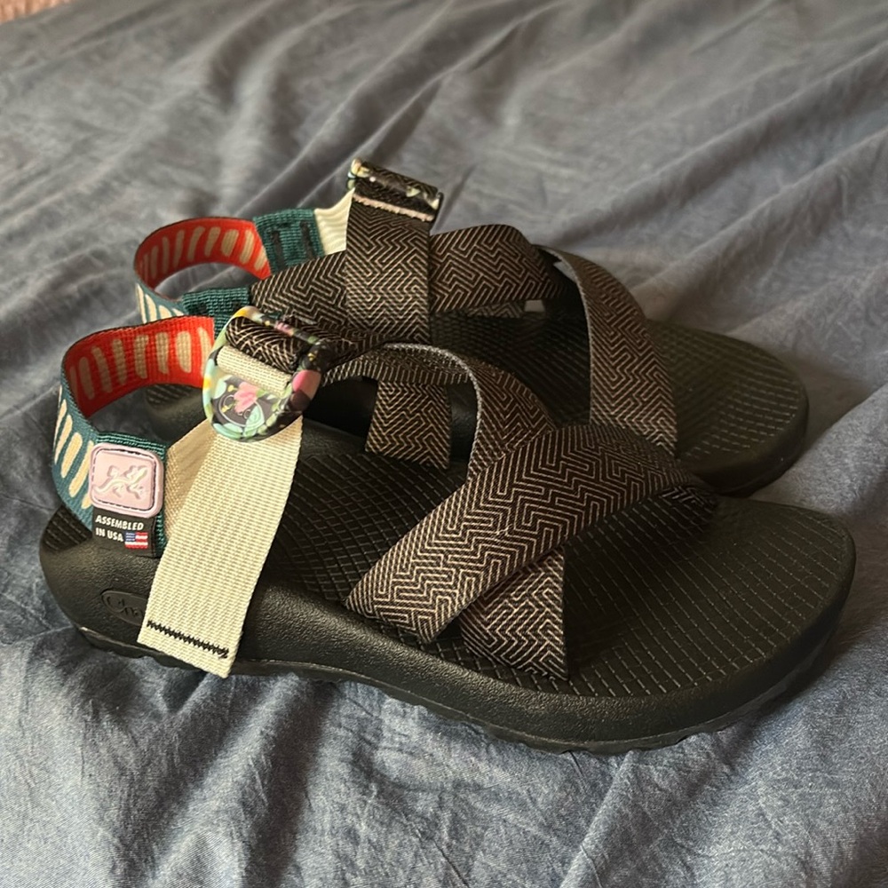 New Women’s Chaco Black Floral Sandals. Size 7 Made in USA